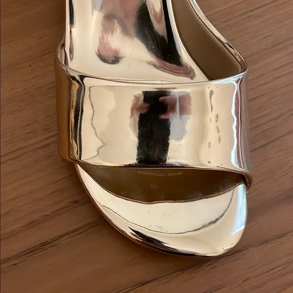 United Nude Gold Platform Sandals with Modern Design - Picture 2 of 9